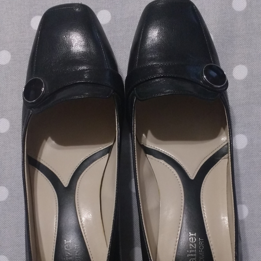 Naturalizer patent leather low heel pump size 9